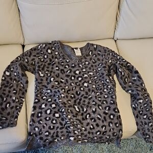 CHARLIE B Women's V-Neck Leopard Sweater in Gray and Black